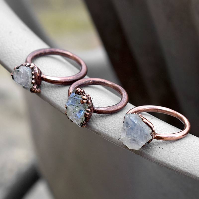 Roher Regenbogen Mondstein Ring, Kupfer Ehering Stapeln von GemFormingStudio