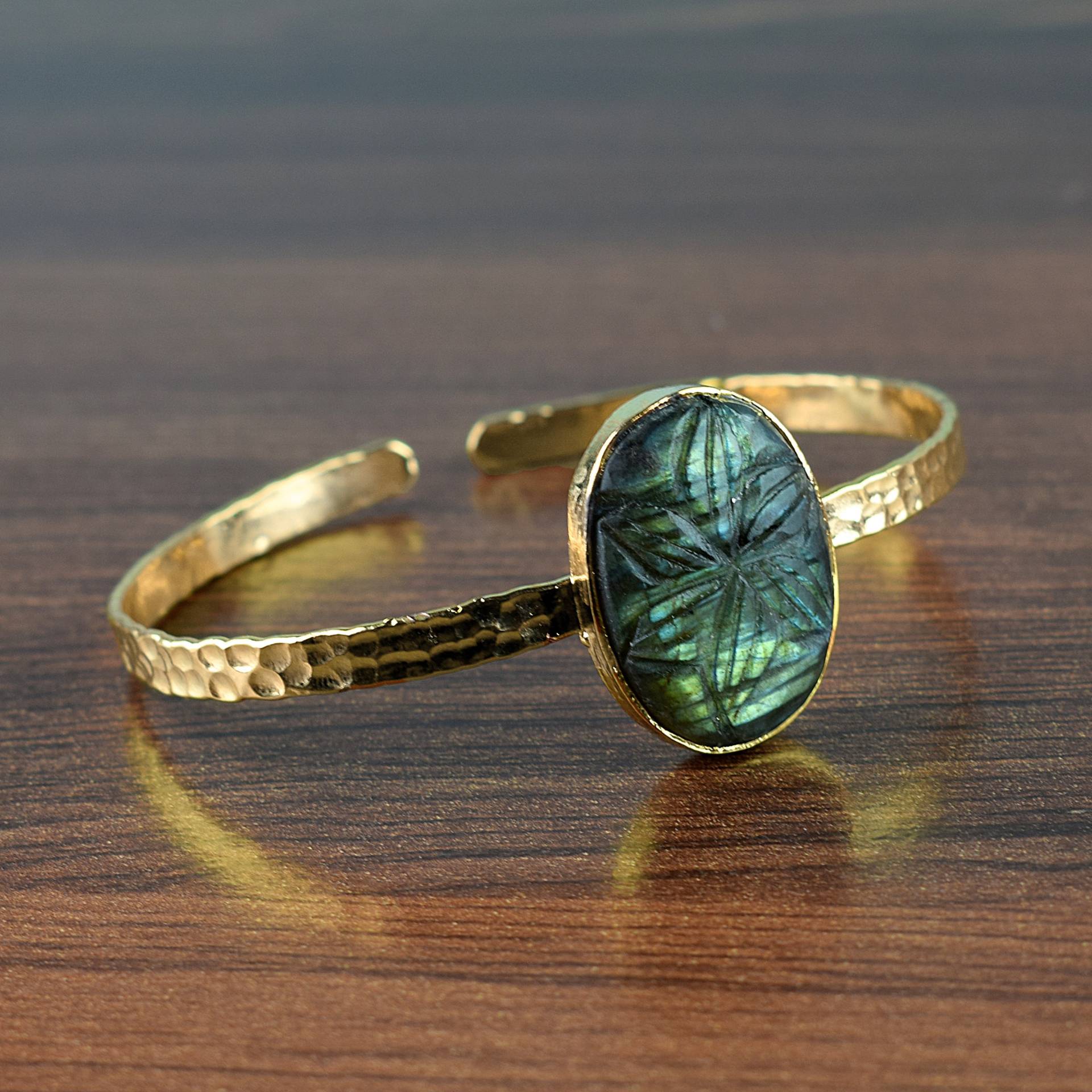 Schnitzerei Labradorit Handgefertigter Armreif "Edelstein Armreif" "Geburtsstein Armreif"." von GemFormingStudio