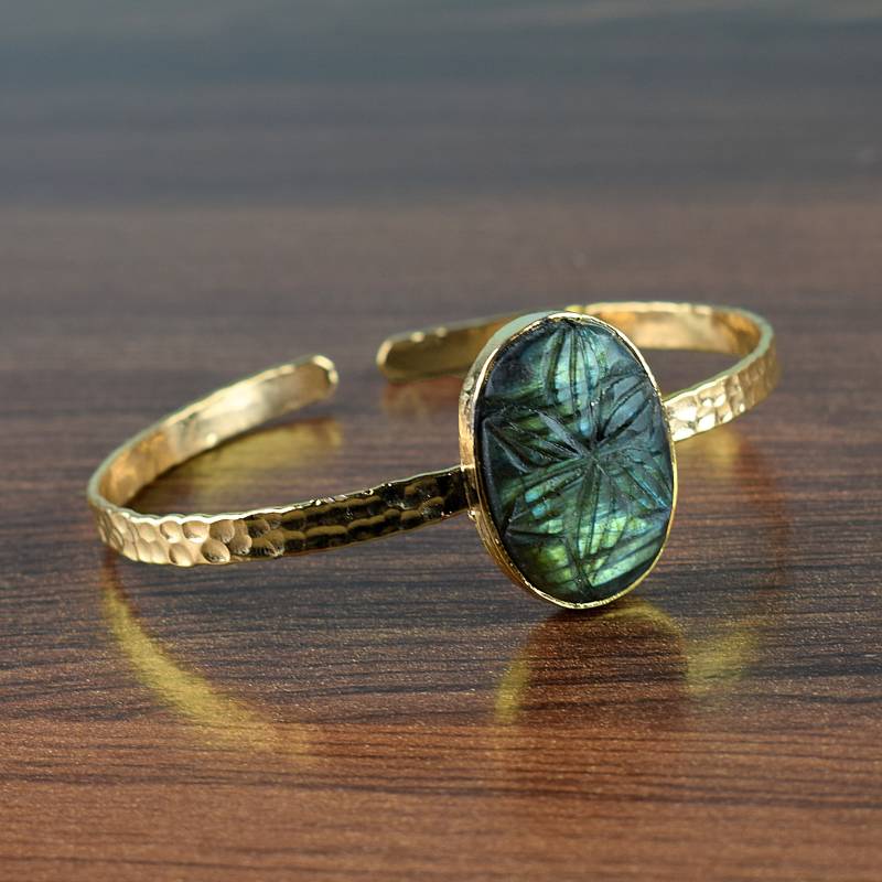Schnitzerei Labradorit Handgefertigter Armreif "Edelstein Armreif" "Geburtsstein Armreif"." von GemFormingStudio
