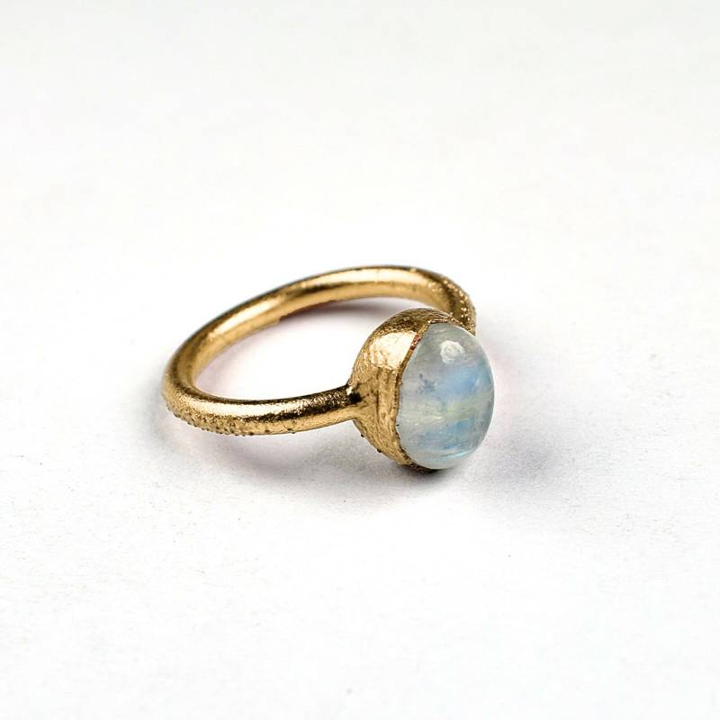 Handgemachte Weißer Mondstein Ring, Kupfer Stapelring von GemFormingStudio