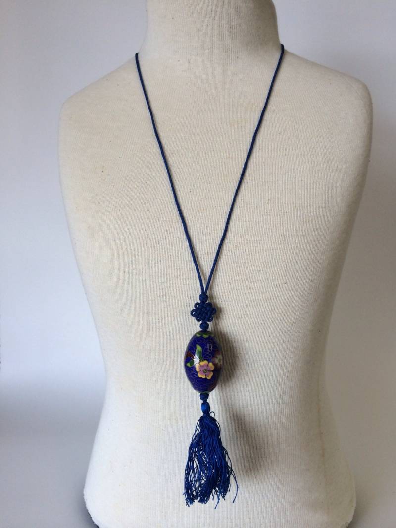 Cloisonne Und Geknotete Seidenkordel Anhänger Halskette Cloisonne Und Geknotete Seidenkordel Anhänger Halskette von GemGlobe