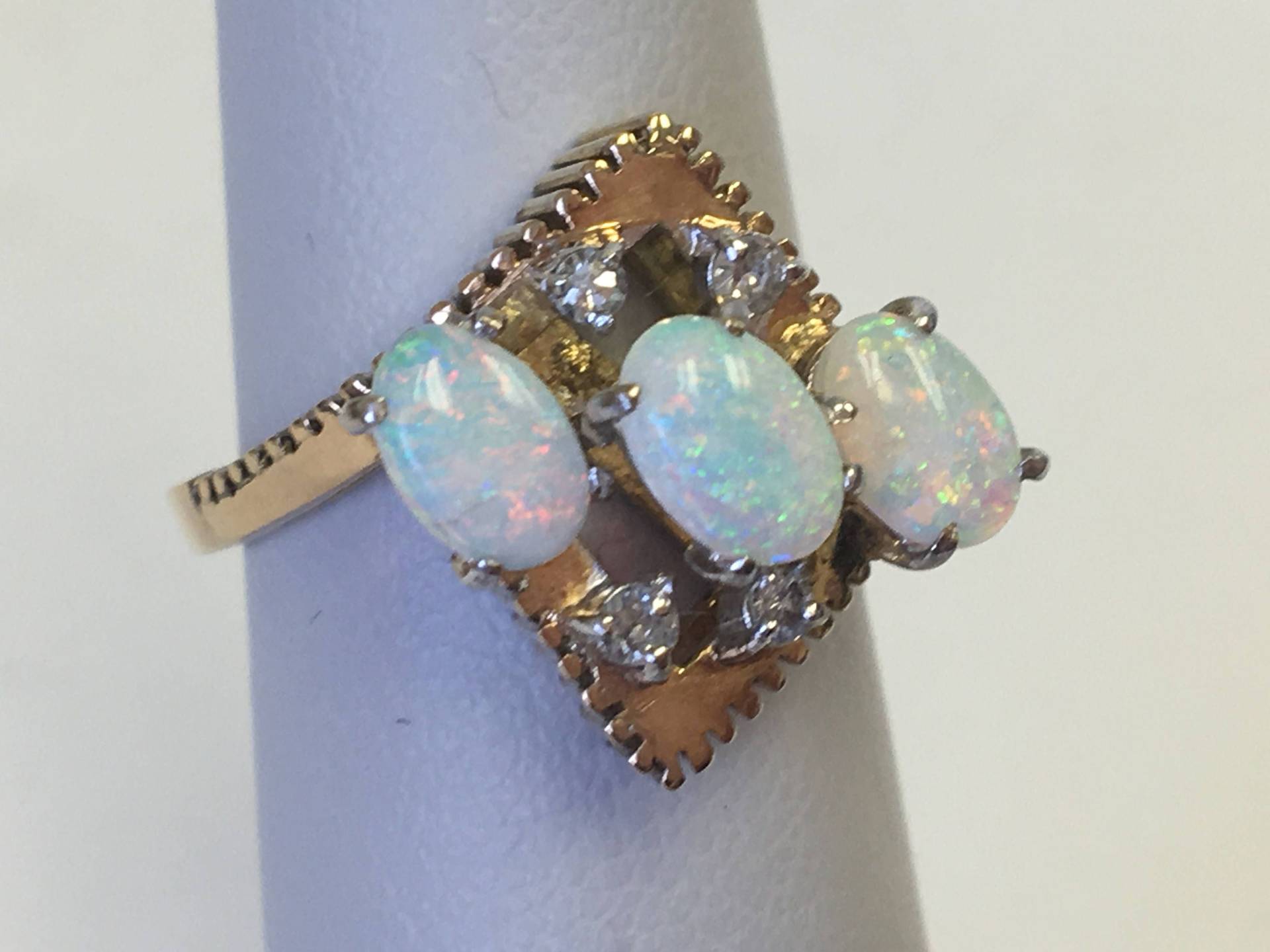 Opal Und Diamant Ring von GemGlobe