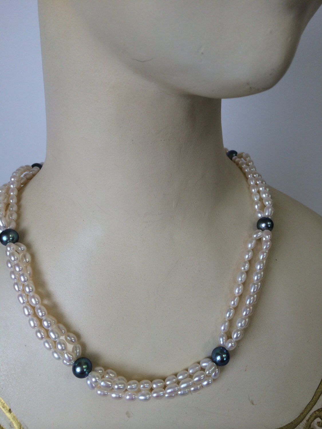 Weiß Und Schwarz Süßwasser Perle Dreifach Strang Kette Vintage-Stil von GemGlobe