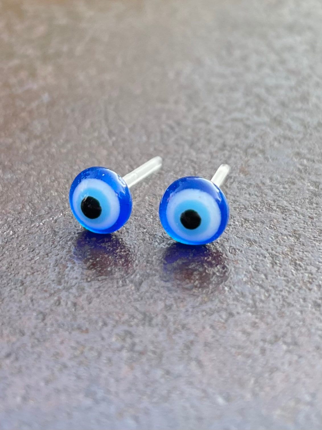 Evil Eye Ohrringe, Metallfrei, Kleine 6mm, Kunststoff-Post, Ohrstecker Für Empfindliche Ohren, Keine Allergie Hypoallergen Männer, Frauen Oder Kinder von GemInAShell