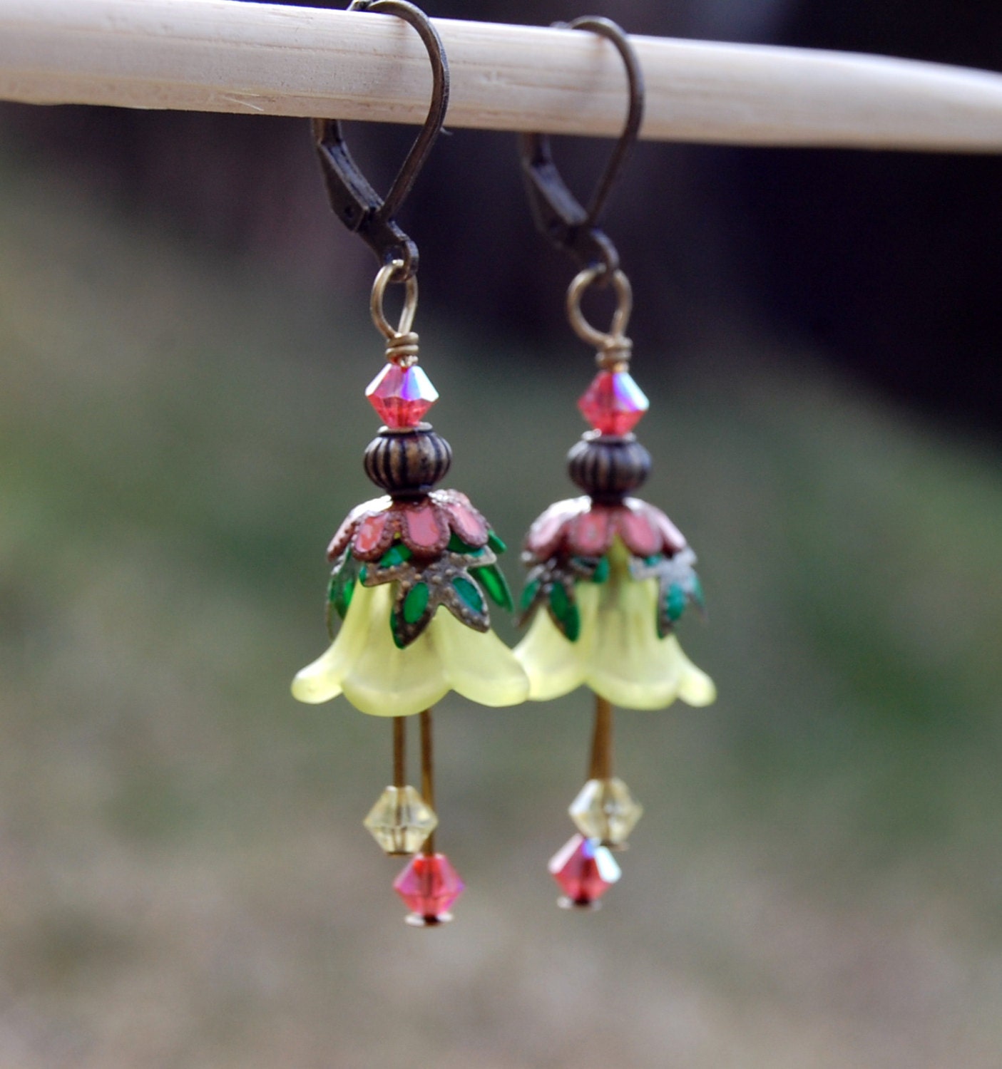 Gelbe Und Korallenrote Lucite Blume, Handgemachte Ohrringe, Handwerker Schmuck, Florale Baumeln von GemInAShell