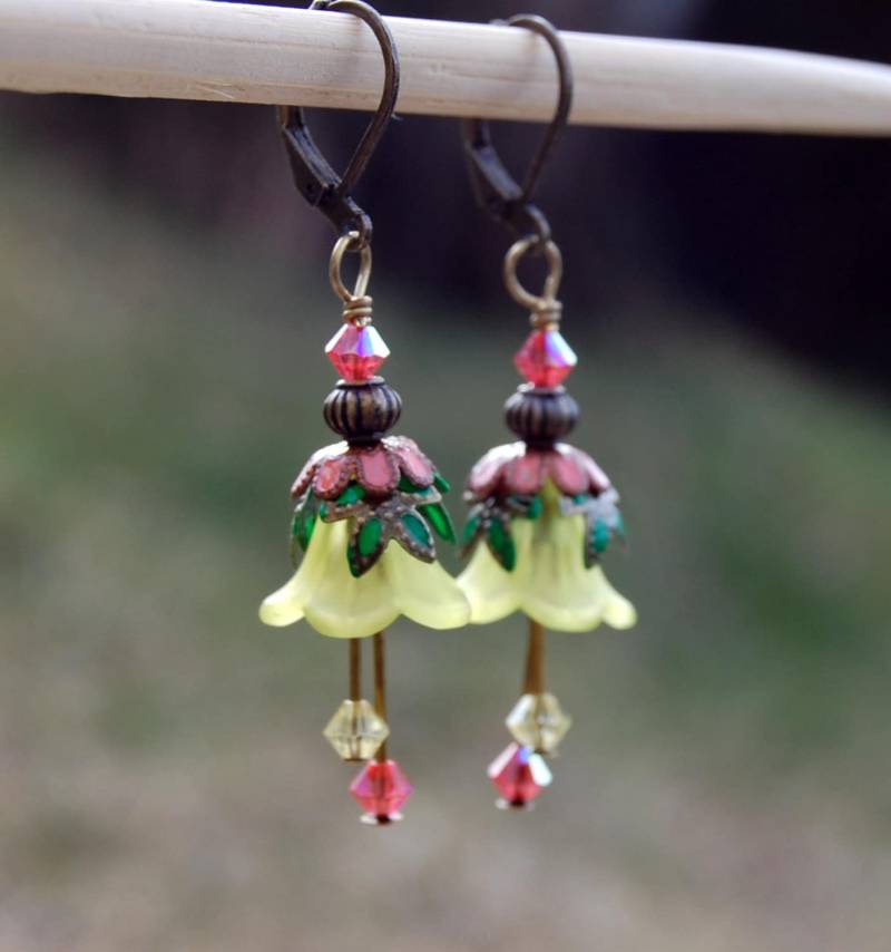 Gelbe Und Korallenrote Lucite Blume, Handgemachte Ohrringe, Handwerker Schmuck, Florale Baumeln von GemInAShell