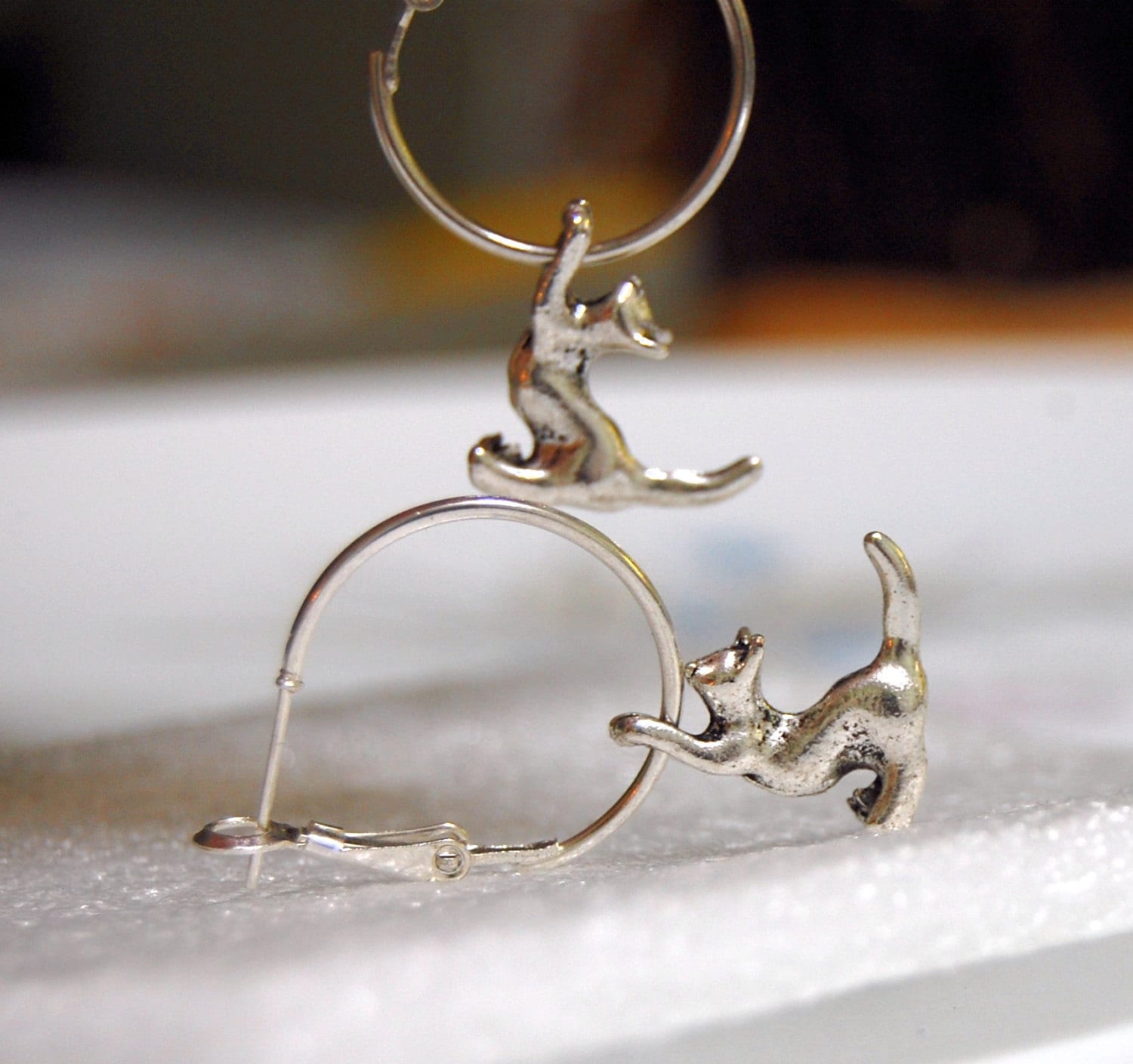 Katze Hoop Ohrringe, Silber Baumeln Kleine Creolen, Tier Liebhaber Geschenk, Tierarzt Katzen Kätzchen Ohrringe von GemInAShell