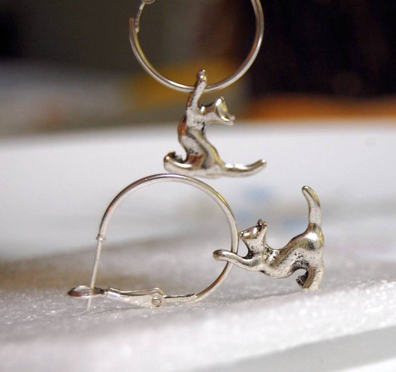 Versilberte Katzen-Creolen Verspielte Kätzchen-Ohrringe von GemInAShell