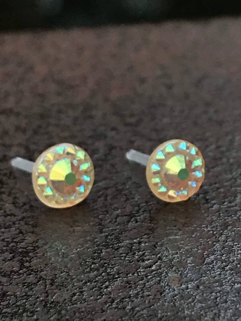 Hypoallergene Ohrstecker Schimmernde Goldene Blume, Kunststoff Stecker von GemInAShell