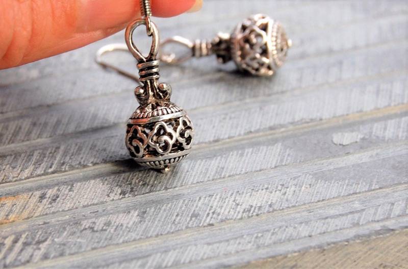 Silberne Bali Ohrringe Boho Ohrhänger, Edelstahl Haken von GemInAShell