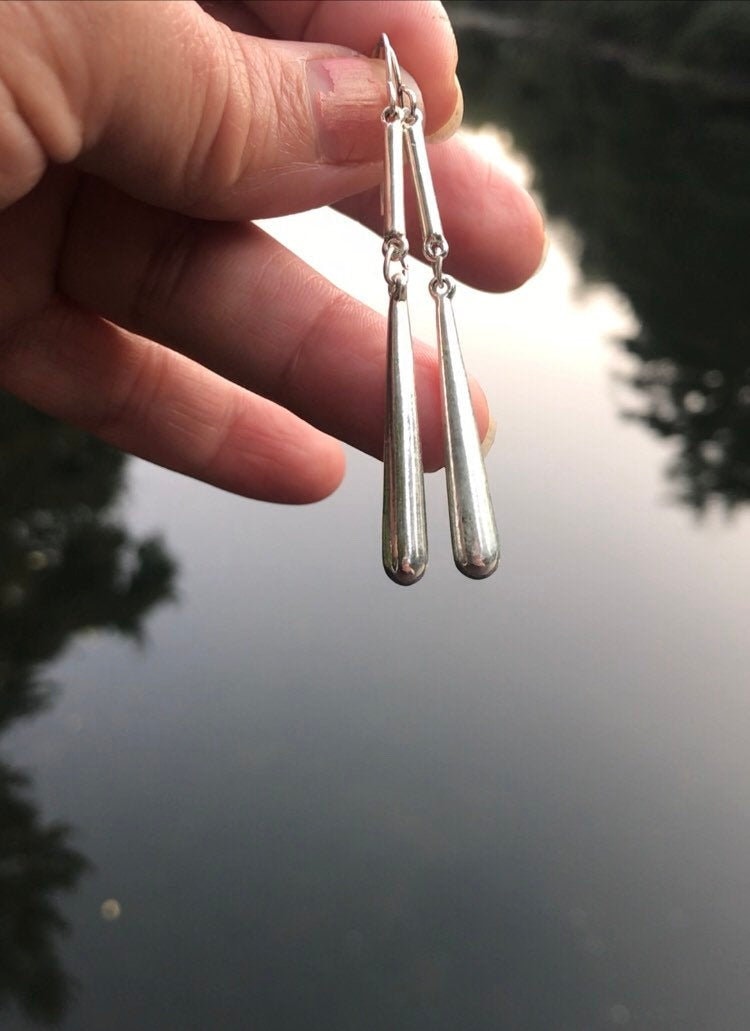 Versilberte Tropfenförmige Ohrringe Art Deco-stil, 6, 5 cm Lang von GemInAShell