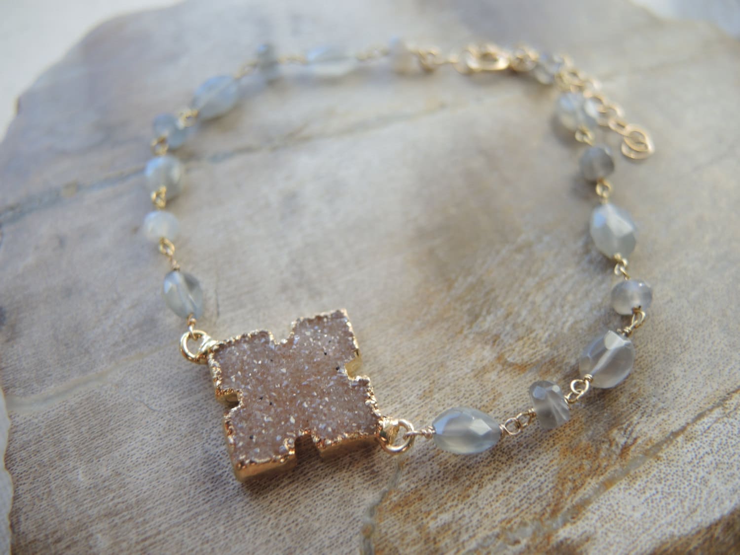 Grauer Mondstein & Druzy Quarz Armband 14K Gold Gefüllt von GemJewelrybyHWestNY