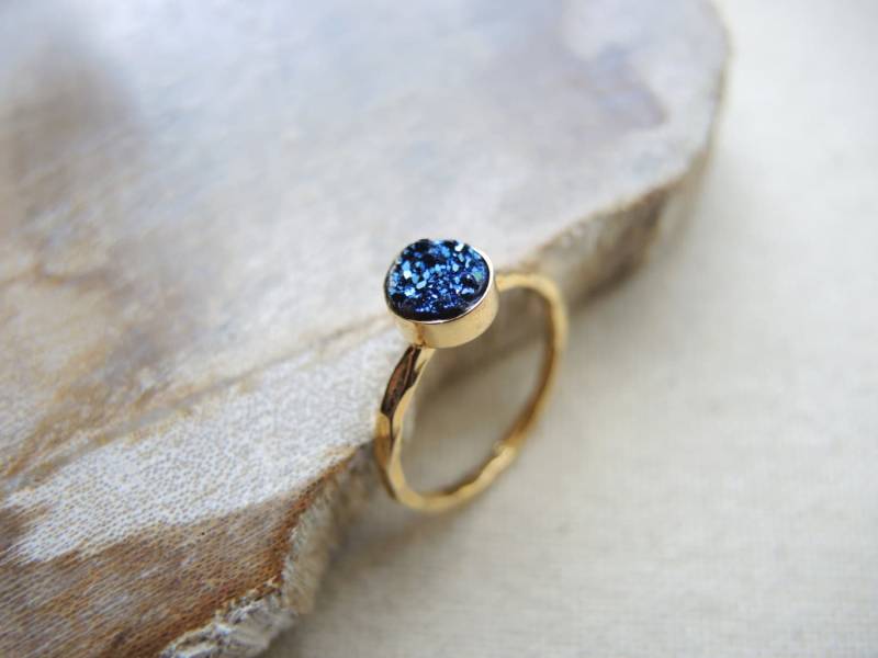 Druzy Ring 18K Gold Vermeil Lünette Ring, Chalcedon Titan Beschichtet Blau 6 Mm Rund, Handgemachte Schmuck Geschenke von GemJewelrybyHWestNY