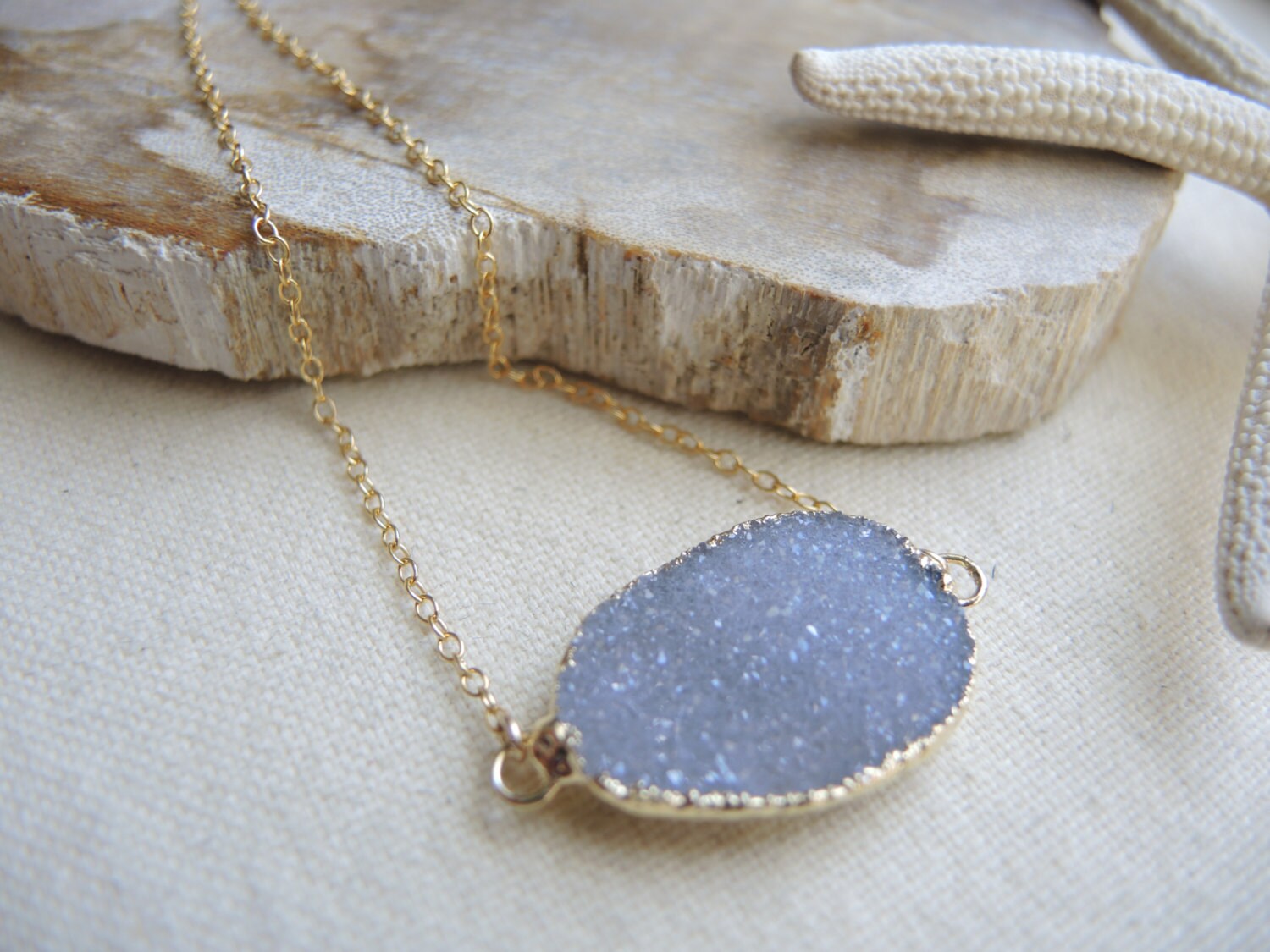 Blau Grau Druzy Halskette 14K Gold Filled Kette, Jaspis Quarz Anhänger von GemJewelrybyHWestNY