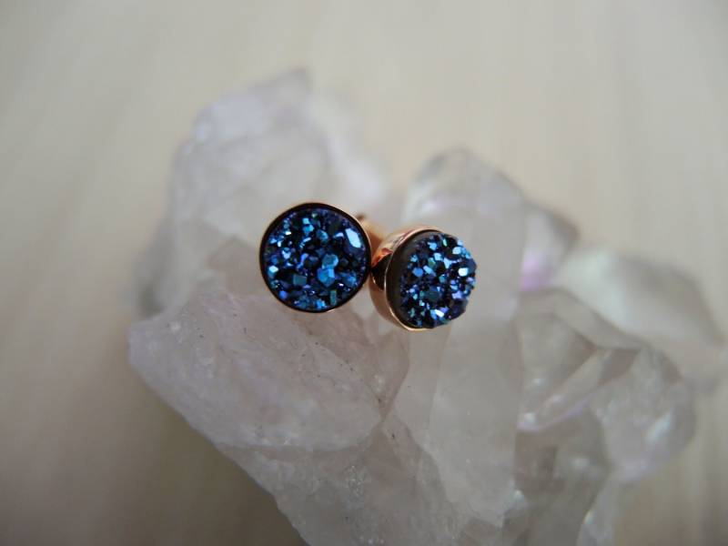 Druzy Ohrstecker 18K Rose Gold Vermeil Lünette Ohrstecker, Chalcedon Titan Beschichtet Blau Grün Rund 6 Mm von GemJewelrybyHWestNY