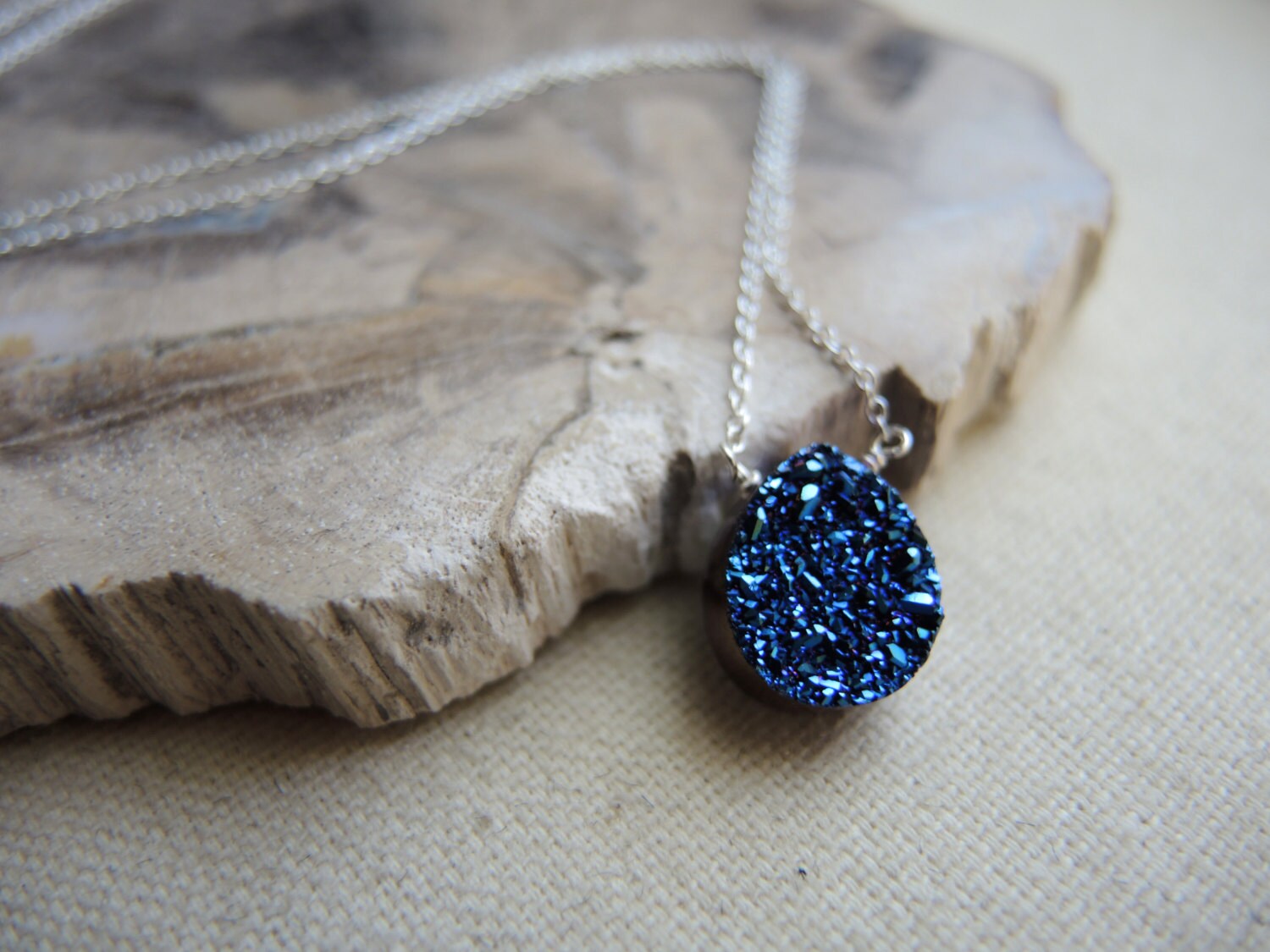 Druzy Halskette Sterling Silber Kette, Chalcedon Titanium Beschichtet Blau Pear Druzy Halskette Sterling Silber Kette, Chalcedon Titanium Beschichtet Blau Pear von GemJewelrybyHWestNY