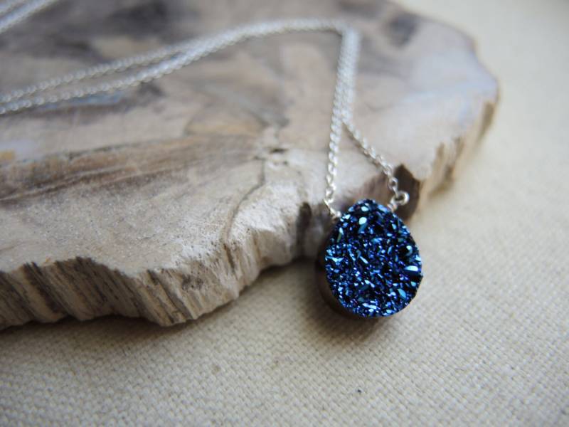 Druzy Halskette Sterling Silber Kette, Chalcedon Titanium Beschichtet Blau Pear von GemJewelrybyHWestNY