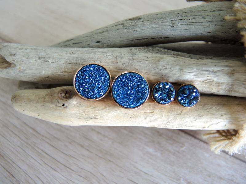 Druzy Ohrstecker 18K Rose Gold Vermeil Bezel Ohrstecker, Chalcedon Titan Beschichtet Blau 6 Mm & 10 von GemJewelrybyHWestNY