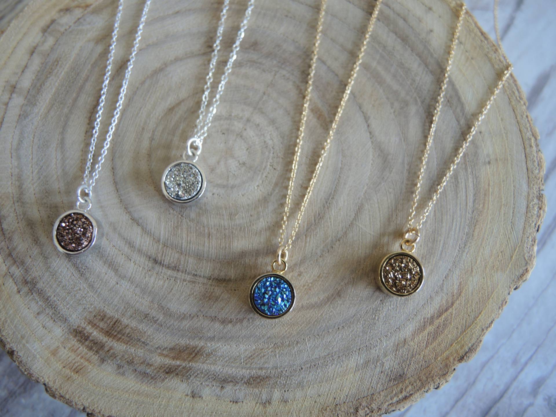 Druzy Halskette 18K Gold Vermeil & Sterling Silber Anhänger Mit Runder Lünette, Achat Titan Beschichtet 8 Mm Druzy Halskette 18K Gold Vermeil & Sterling Silber Anhänger Mit Runder Lünette, Achat Titan Beschichtet 8 Mm von GemJewelrybyHWestNY