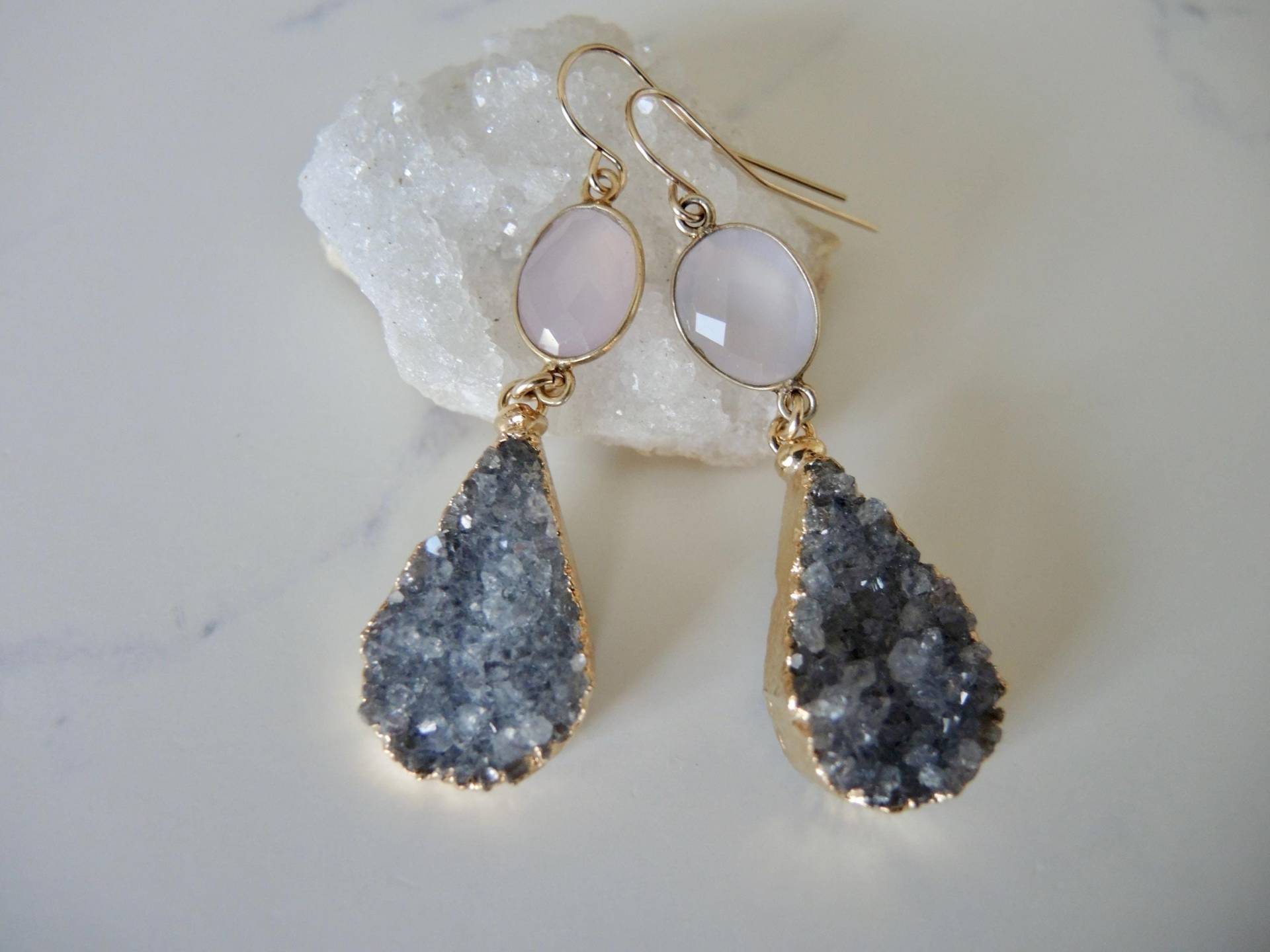 Druzy Ohrringe Rosa Chalcedon, 18K Gold Vermeil Bezel Set Druzy Ohrringe Rosa Chalcedon, 18K Gold Vermeil Bezel Set von GemJewelrybyHWestNY