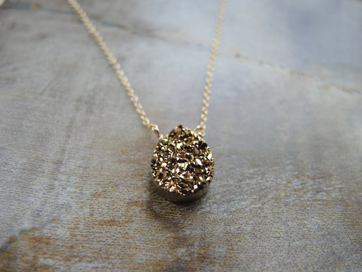 Gold Druzy Halskette 14K Filled Kette, Titanium Beschichteter Stein Pear Form Gold Druzy Halskette 14K Filled Kette, Titanium Beschichteter Stein Pear Form von GemJewelrybyHWestNY