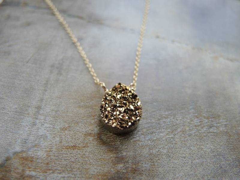 Gold Druzy Halskette 14K Filled Kette, Titanium Beschichteter Stein Pear Form von GemJewelrybyHWestNY