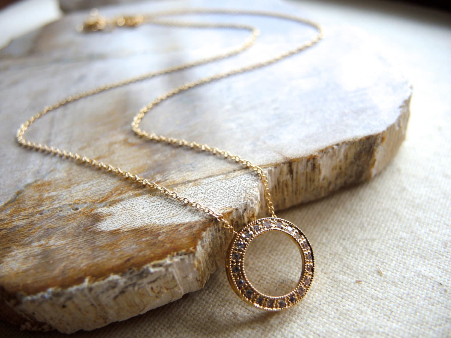 Hoop-Halskette 14K Gold Filled Kette, Sterling Silber 16K Vermeil Hoop, Cz Pave Setting, Runder Hoop 15 Mm Hoop-Halskette 14K Gold Filled Kette, Sterling Silber 16K Vermeil Hoop, Cz Pave Setting, Runder Hoop 15 Mm von GemJewelrybyHWestNY