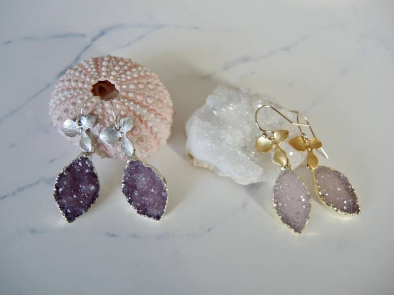 Druzy Ohrringe 14K Gold Fill Ohrhaken, Sterling Silber, Orchideen Lünette Schmuck, Jaspis Quarz Blatt Form, Lavendel Lila von GemJewelrybyHWestNY