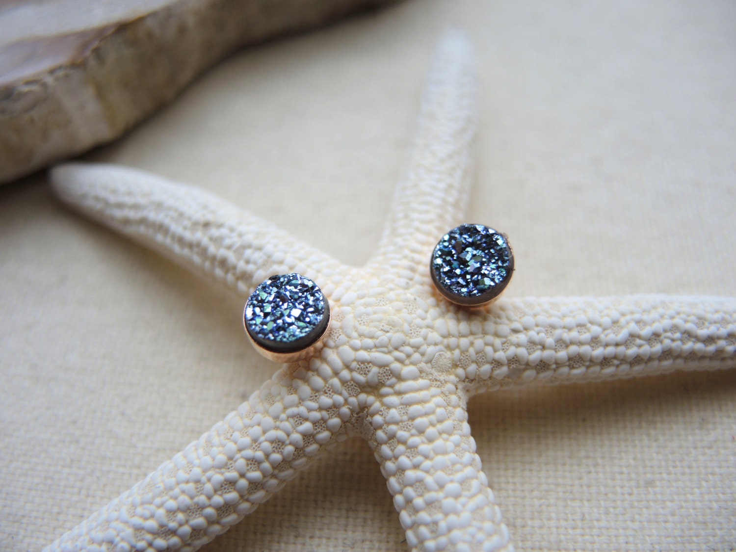 Lime Grün Druzy Ohrstecker 18K Rose Gold Vermeil Bezel Ohrstecker, Chalcedon Titan Beschichtet 6 Mm Lime Grün Druzy Ohrstecker 18K Rose Gold Vermeil Bezel Ohrstecker, Chalcedon Titan Beschichtet 6 Mm von GemJewelrybyHWestNY