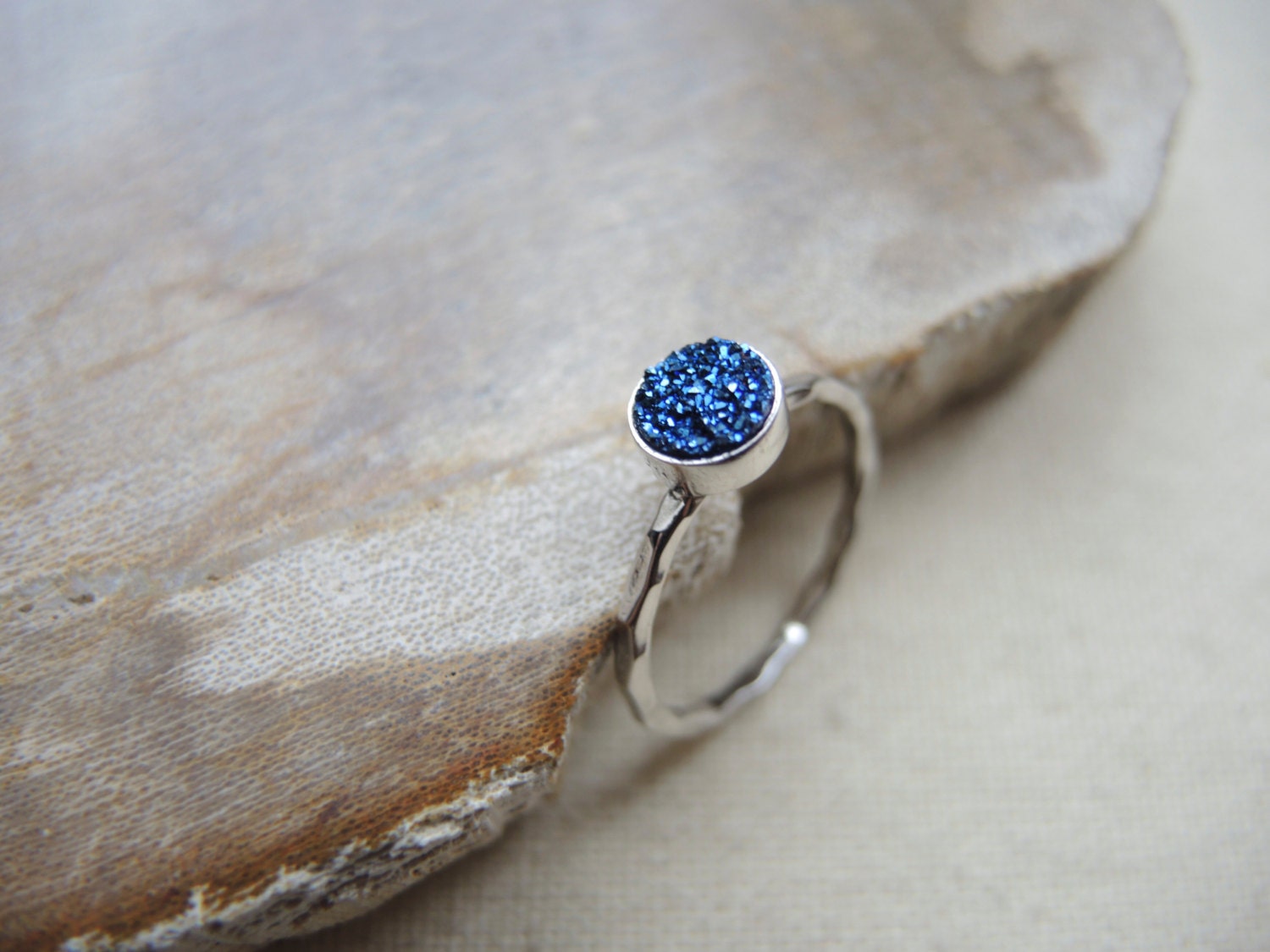 Midnight Blue Druzy Ring Sterling Silber Bezel, Handgemachter Schmuck, Chalcedon Titan Beschichtet 6 Mm Midnight Blue Druzy Ring Sterling Silber Bezel, Handgemachter Schmuck, Chalcedon Titan Beschichtet 6 Mm von GemJewelrybyHWestNY