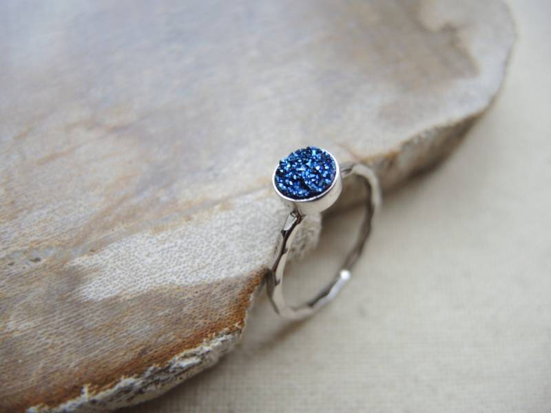 Midnight Blue Druzy Ring Sterling Silber Bezel, Handgemachter Schmuck, Chalcedon Titan Beschichtet 6 Mm von GemJewelrybyHWestNY