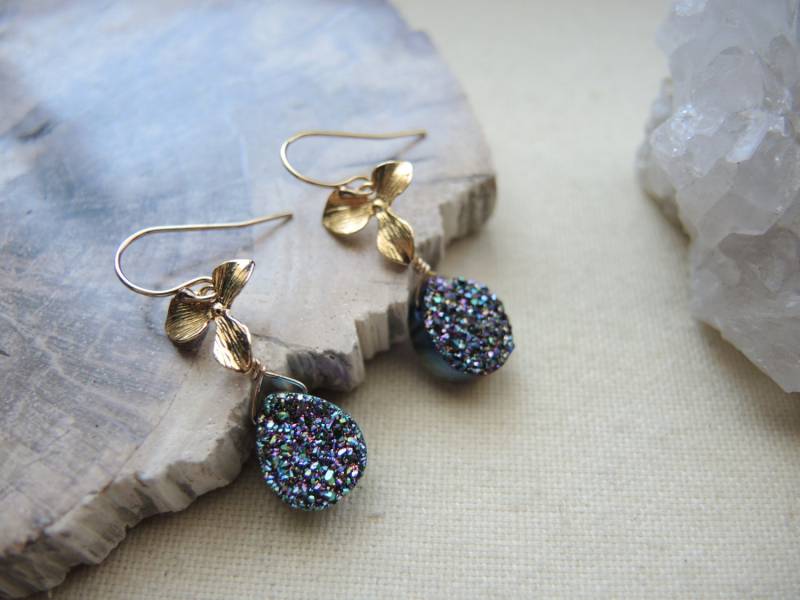 Druzy Ohrringe 14K Gold Filled Orchideenstecker, Chalcedon Titaniumbeschichtet Peacock Pear von GemJewelrybyHWestNY