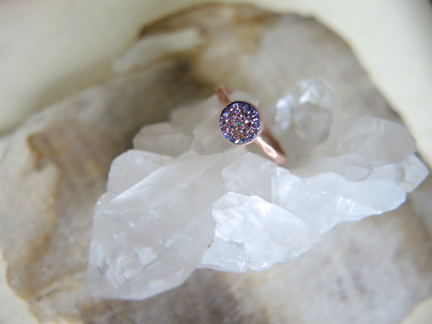 Druzy Ring 18K Rose Gold Vermeil Bezel Ring, Chalcedon Titanbeschichtet Peacock 6 Mm Druzy Ring 18K Rose Gold Vermeil Bezel Ring, Chalcedon Titanbeschichtet Peacock 6 Mm von GemJewelrybyHWestNY