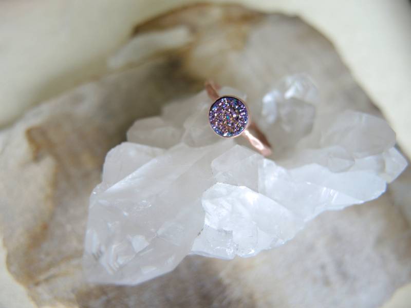 Druzy Ring 18K Rose Gold Vermeil Bezel Ring, Chalcedon Titanbeschichtet Peacock 6 Mm von GemJewelrybyHWestNY