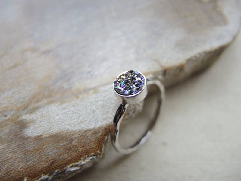 Pfau Druzy Ring Sterling Silber Bezel, Chalcedon Titan Beschichtet Rund 6 Mm von GemJewelrybyHWestNY