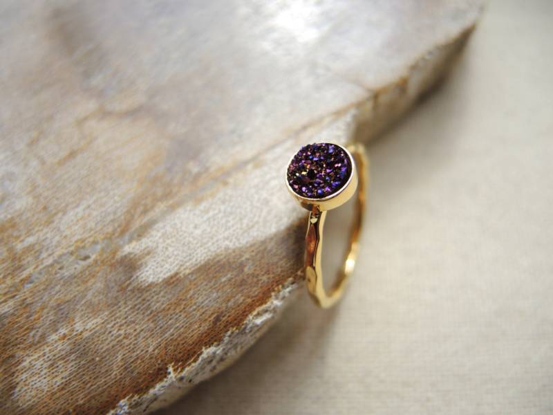 Druzy Ring 18K Gold Vermeil Bezel Ring, Chalcedon Titanbeschichtet Pflaume 6 Mm von GemJewelrybyHWestNY