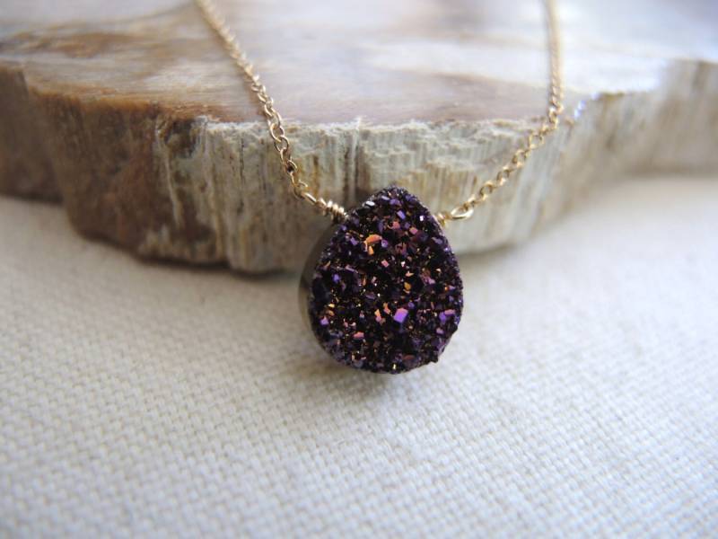 Pflaumen Druzy Halskette 14K Gold Filled Kette, Titan Beschichteter Tropfen von GemJewelrybyHWestNY