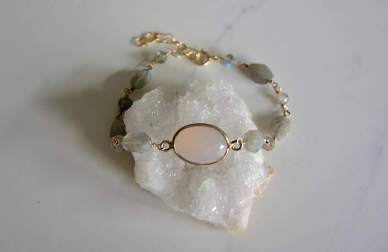 Rosa Chalcedon & Labradorit Armband 14K Gold Filled Lünette von GemJewelrybyHWestNY