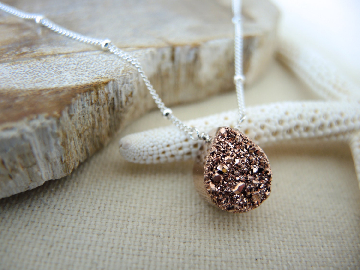 Rose Gold Druzy Halskette Sterling Silber Halskette, Chalcedon Titan Beschichtet Pear Form Rose Gold Druzy Halskette Sterling Silber Halskette, Chalcedon Titan Beschichtet Pear Form von GemJewelrybyHWestNY