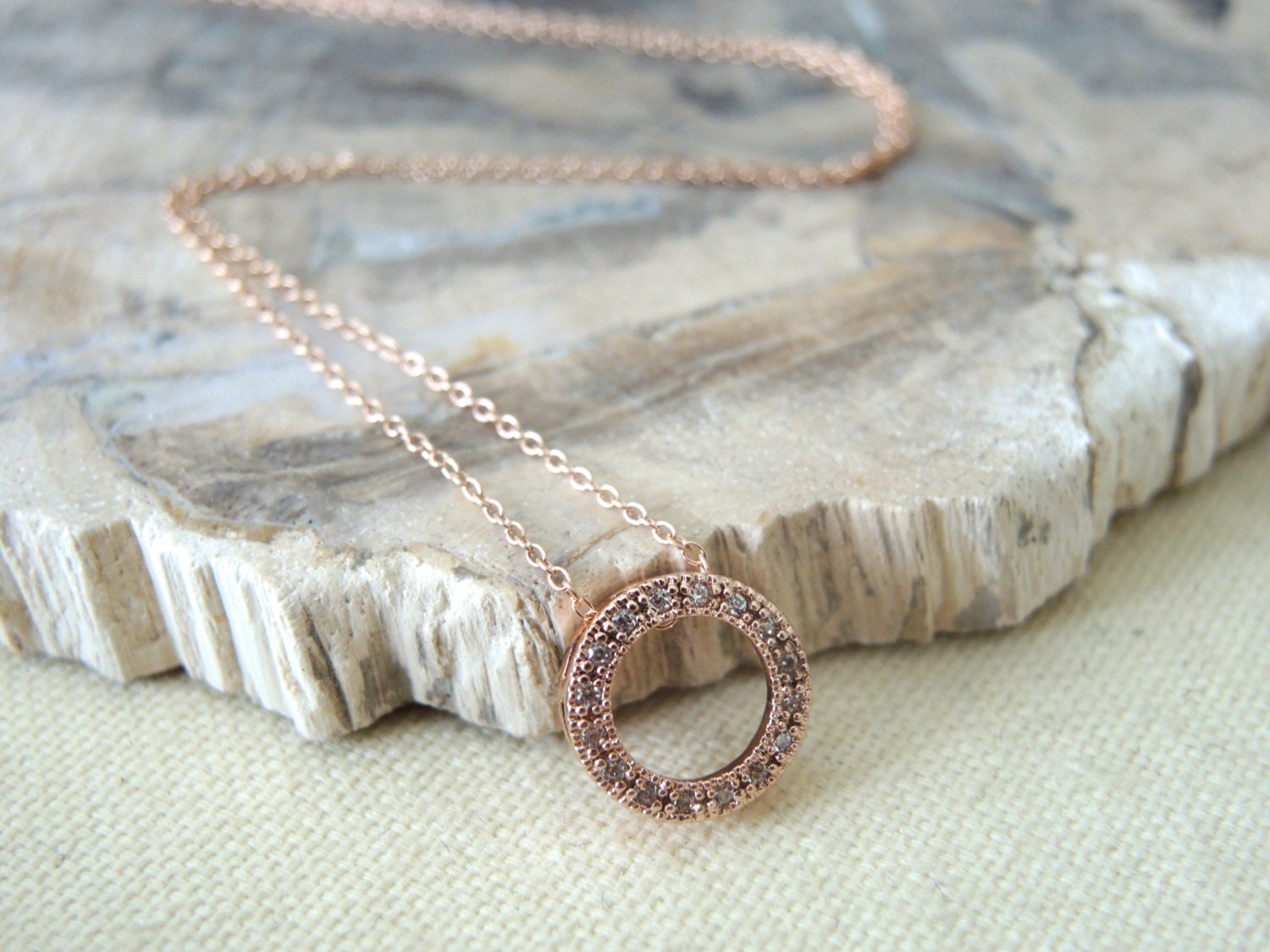 Hoop-Halskette 14K Rose Gold Filled Kette, Sterling Silber Kette & Hoop, Cubic Zirkonia Pave Setting Hoop 12 Mm, 16K Vermeil Hoop-Halskette 14K Rose Gold Filled Kette, Sterling Silber Kette & Hoop, Cubic Zirkonia Pave Setting Hoop 12 Mm, 16K Vermeil von GemJewelrybyHWestNY