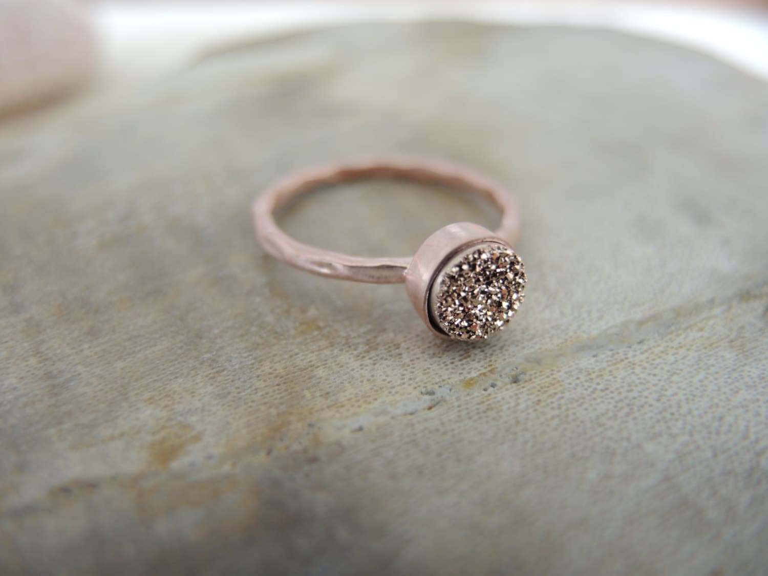 Rosegold Druzy Ring 18K Vermeil Bezel, Handgemachter Schmuck, Chalcedon Titanbeschichtet 6 Mm Rosegold Druzy Ring 18K Vermeil Bezel, Handgemachter Schmuck, Chalcedon Titanbeschichtet 6 Mm von GemJewelrybyHWestNY