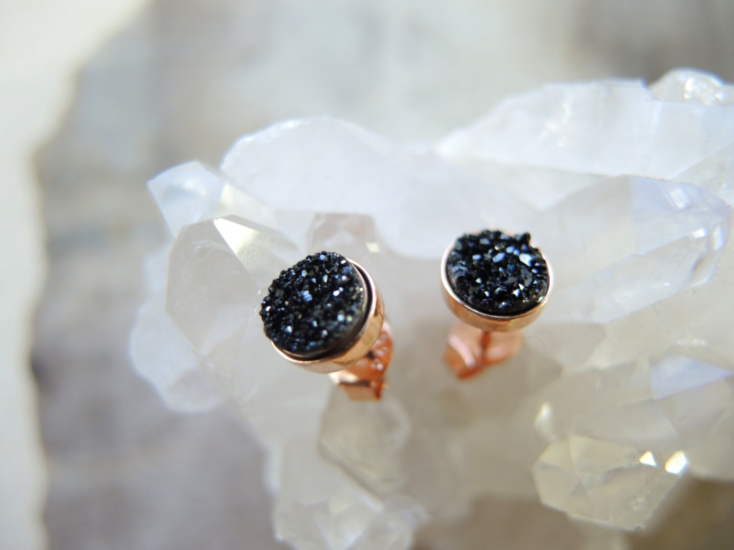 Schwarze Druzy Ohrstecker 18K Rose Gold Vermeil Ohrringe, Chalcedon Titan Beschichtet 6 Mm Schwarze Druzy Ohrstecker 18K Rose Gold Vermeil Ohrringe, Chalcedon Titan Beschichtet 6 Mm von GemJewelrybyHWestNY