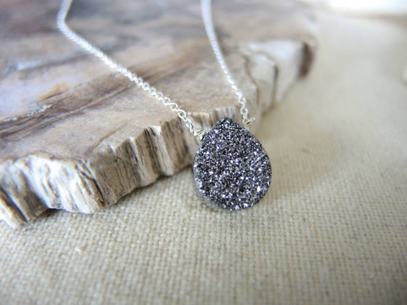 Druzy Halskette Chalcedon Titanbeschichtetes Silber, 925 Sterling Silber Kette von GemJewelrybyHWestNY