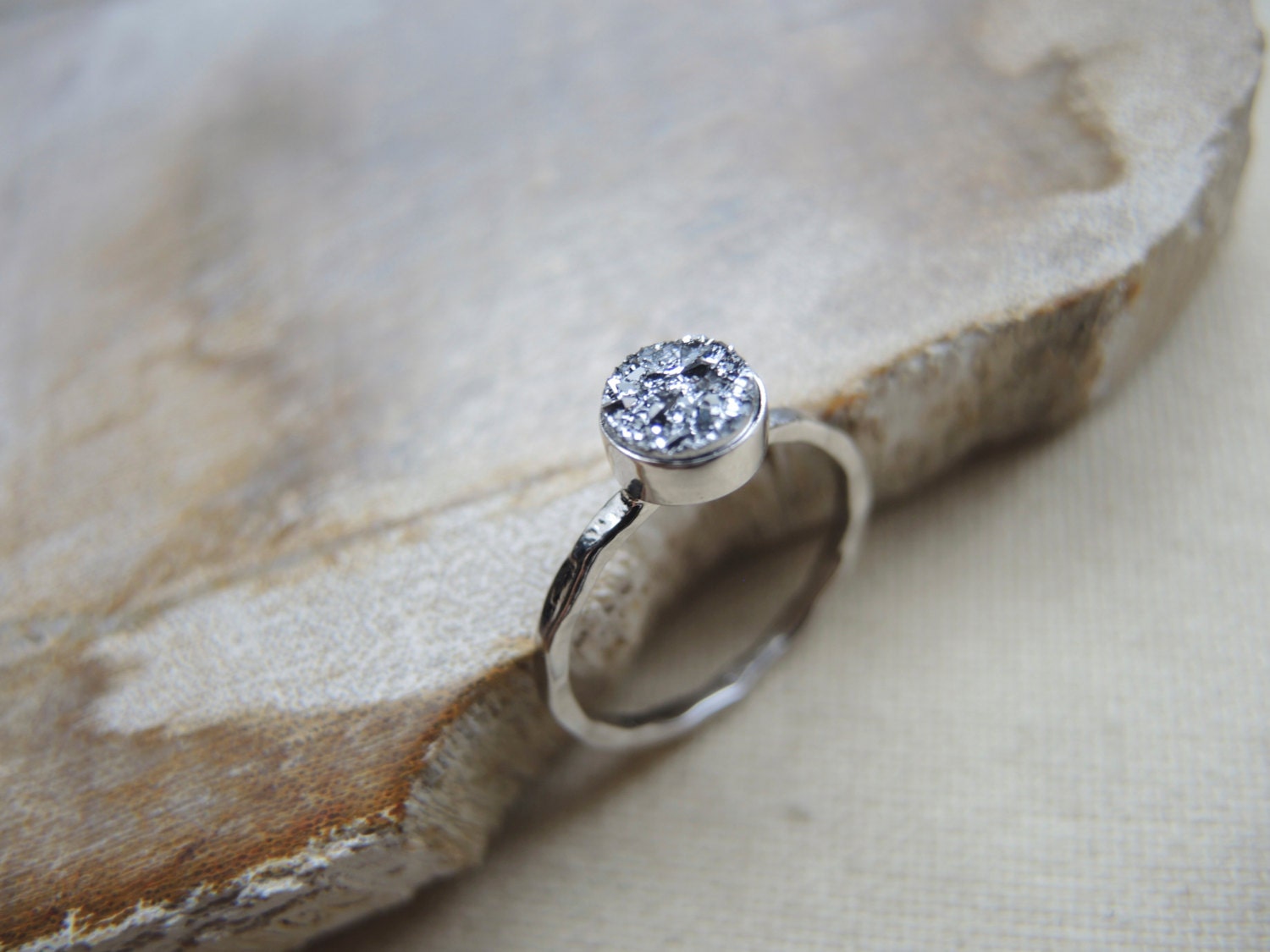 Silber Druzy Ring 925 Sterling Fassung, 6 Mm Stein Silber Druzy Ring 925 Sterling Fassung, 6 Mm Stein von GemJewelrybyHWestNY