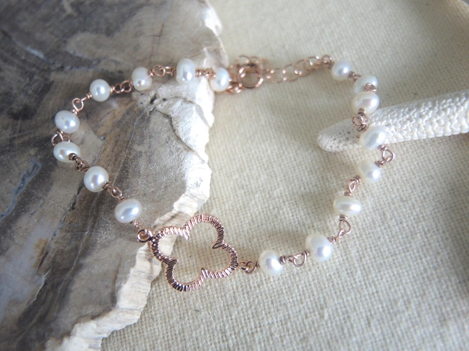 Süßwasser Perlen Armband Rosegold Klee, Grauer Chalcedon von GemJewelrybyHWestNY