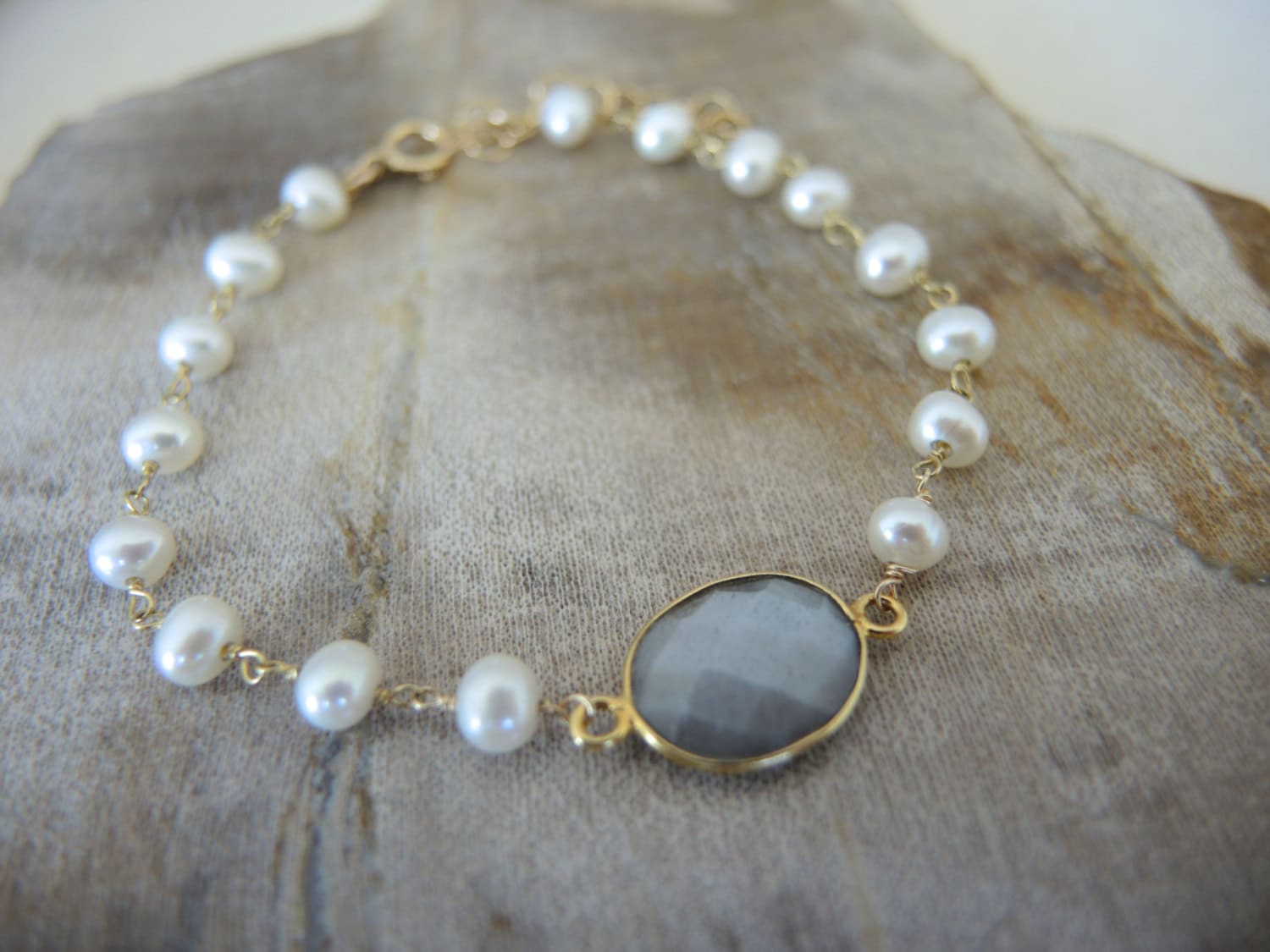 Süsswasser Perlen Armband Grauer Mondstein Bezel Besetzt, 14K Gold Filled Süsswasser Perlen Armband Grauer Mondstein Bezel Besetzt, 14K Gold Filled von GemJewelrybyHWestNY