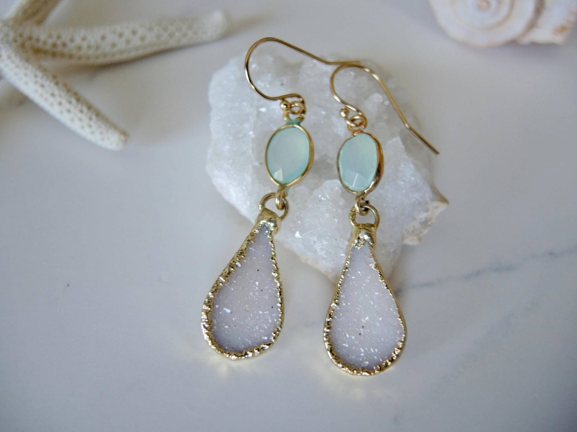 Tropfenförmige Druzy Ohrringe Aus Meerblauem Chalcedon, 14K Gold Fill Tropfenförmige Druzy Ohrringe Aus Meerblauem Chalcedon, 14K Gold Fill von GemJewelrybyHWestNY