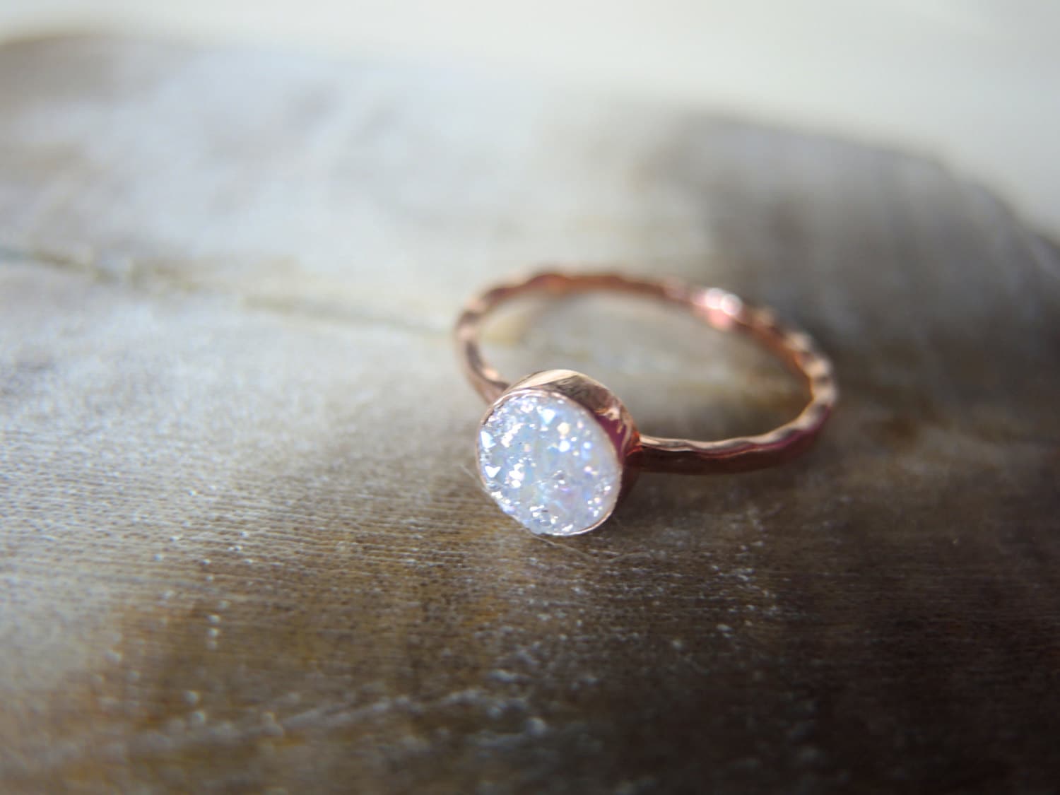 Druzy Ring 18K Rose Gold Vermeil Bezel, Natürlicher Chalcedon Stein Mystic White Rund 6 Mm Druzy Ring 18K Rose Gold Vermeil Bezel, Natürlicher Chalcedon Stein Mystic White Rund 6 Mm von GemJewelrybyHWestNY