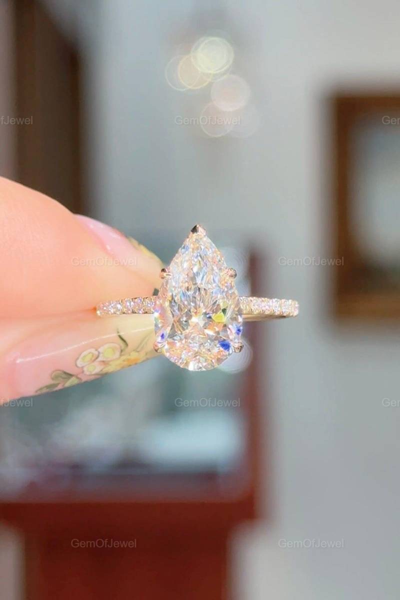 3 Ct Birnen-Moissanit-Verlobungsring, Versteckter Heiligenschein Mit Diamanten Auf Brücke, 14K Gold Pave-Einstellung, Brautring Im Birnenschliff von GemOfJewel