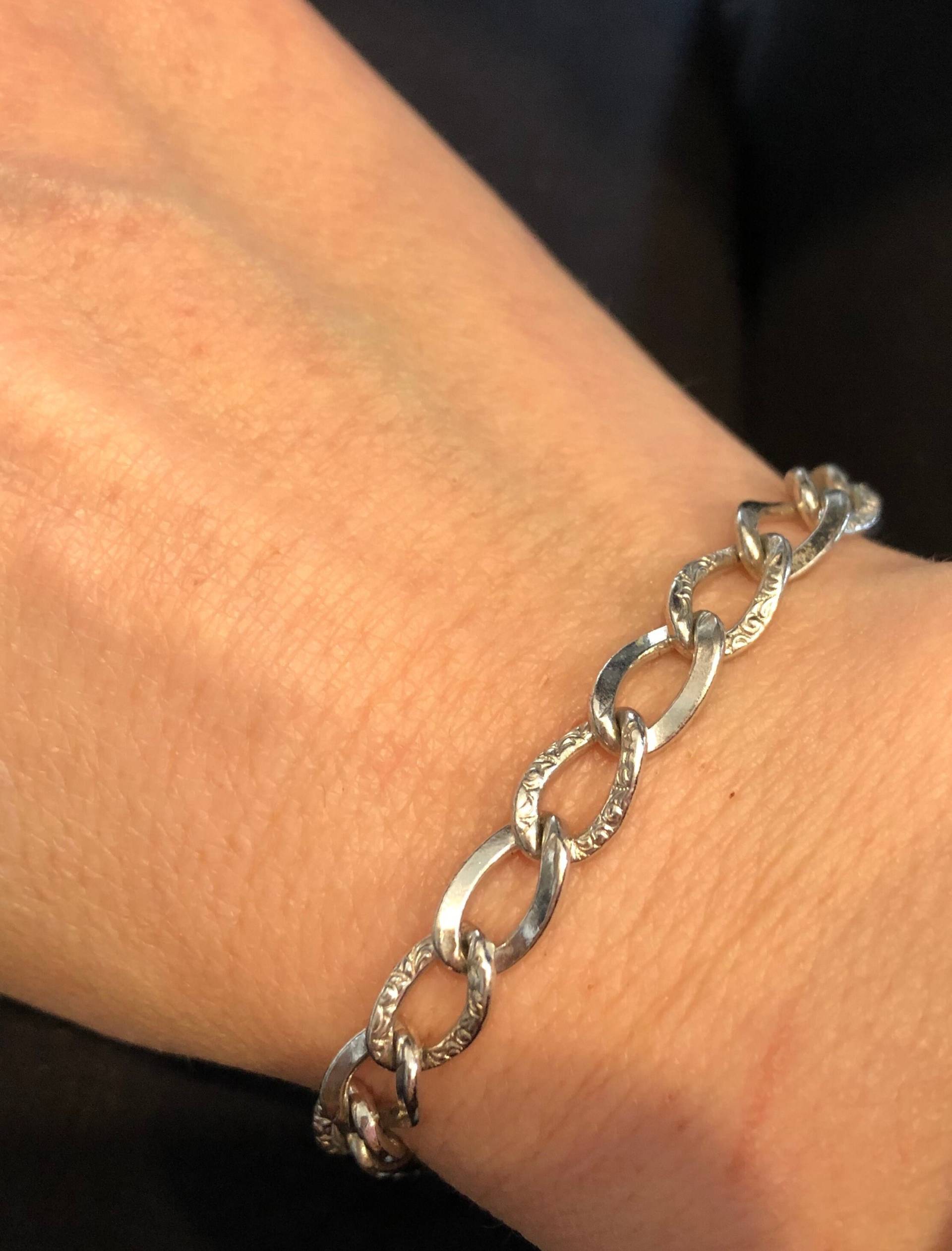 Antikes Sterling Silber Handgraviertes Charm Armband Antikes Sterling Silber Handgraviertes Charm Armband von GemSteady